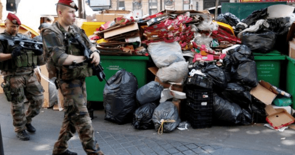 الجنود يجمعون القمامة وسط أزقة وشوارع باريس