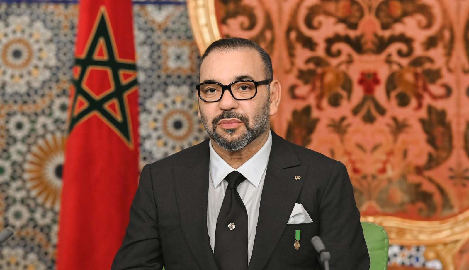 "الكاف" يتوج ملك المغرب بجائزة التميز