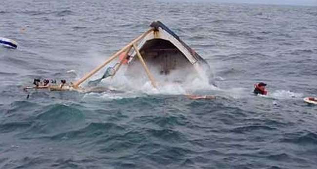 غرق سفينة صيد بالجر بعرض البحر