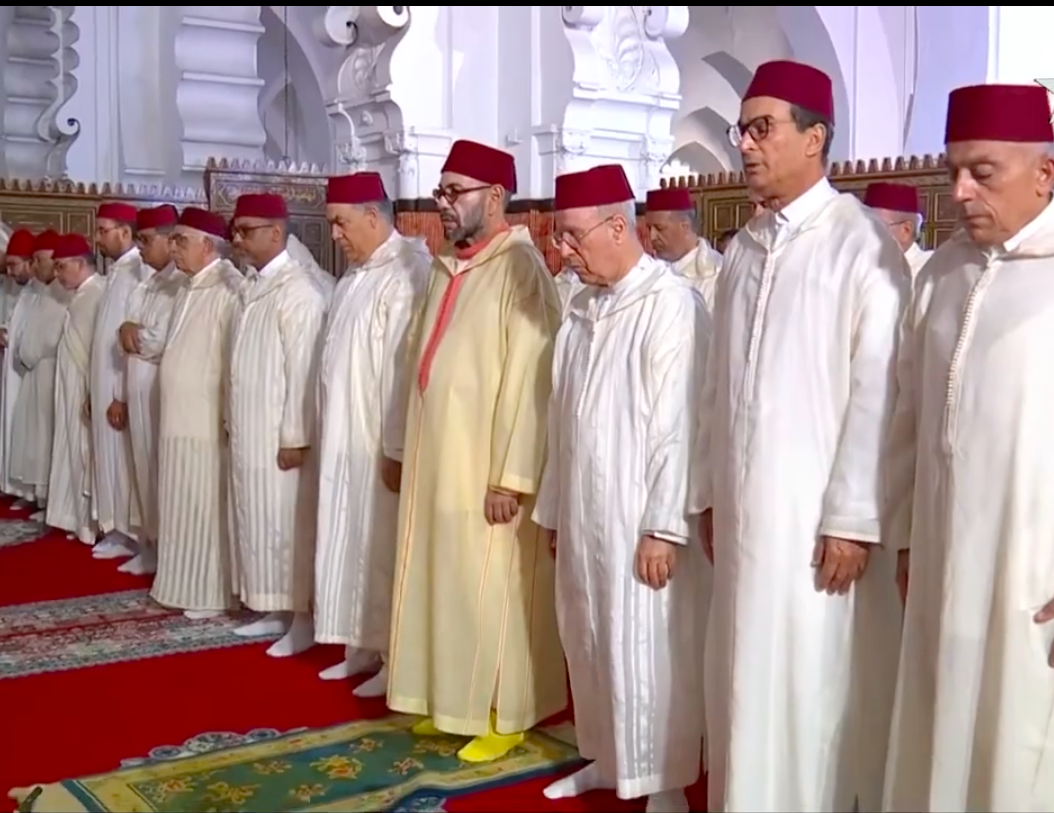 الملك محمد السادس يؤدي صلاة الجمعة بالدار البيضاء