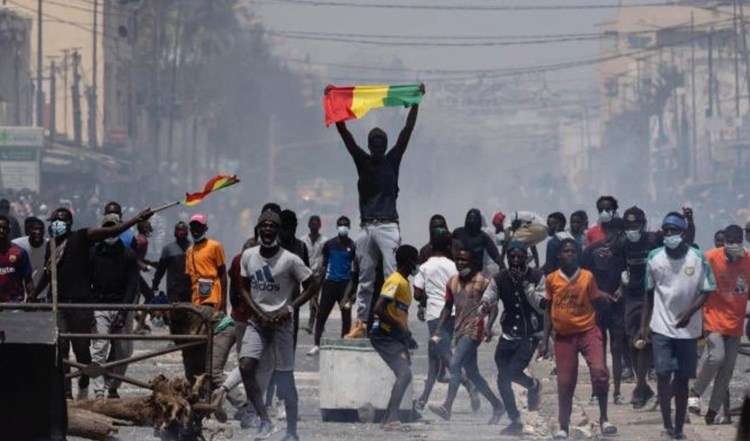السنغال.. المواجها مستمرة بين الشباب والشرطة